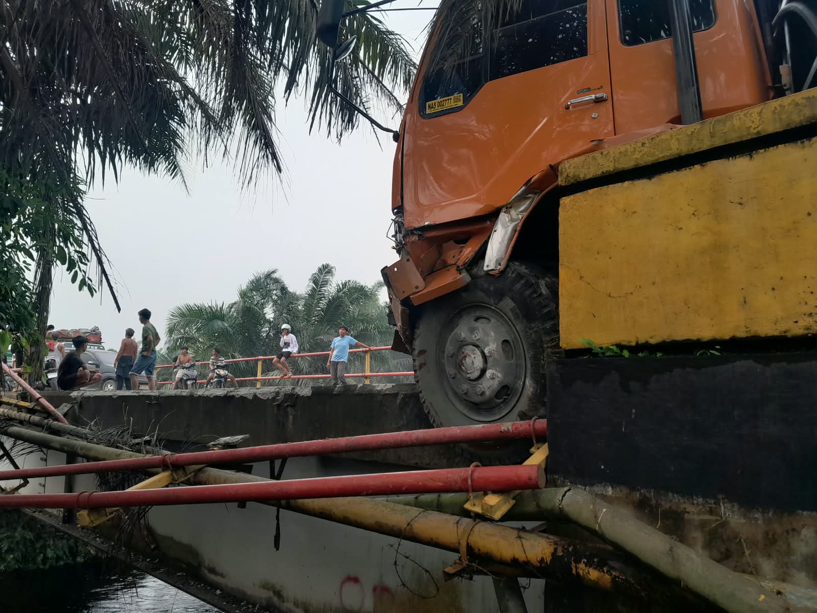 Truk tabrak jembatan