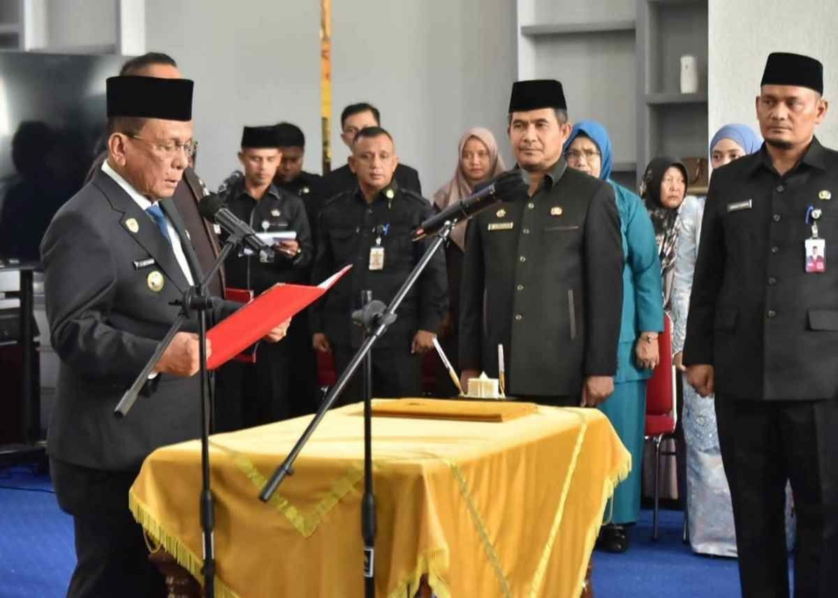 Bupati Rohil saat melantik pejabat di Rokan Hilir