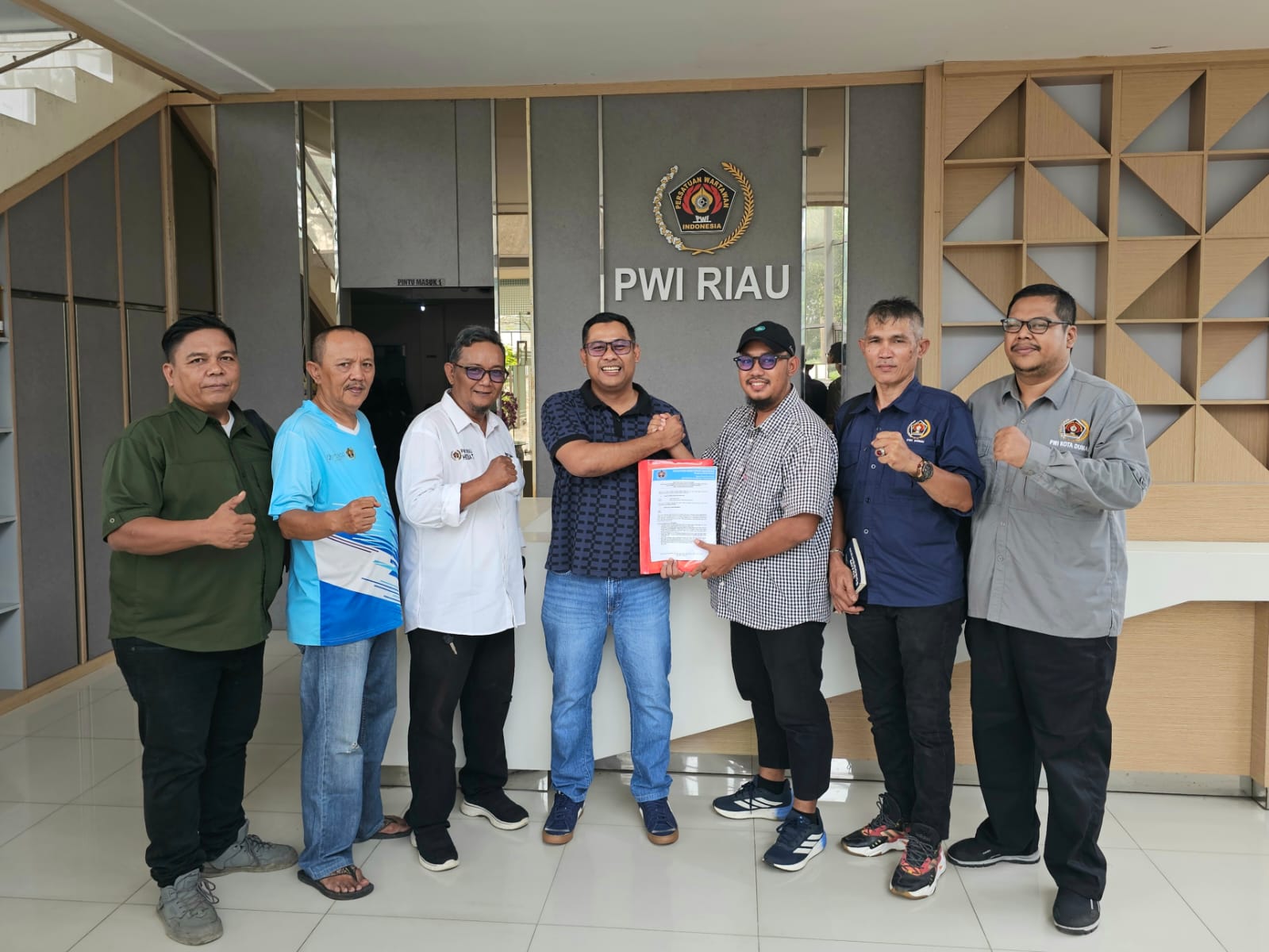 Panitia Konferkot Serahkan Berkas Bacalon Ketua PWI Dumai ke Provinsi